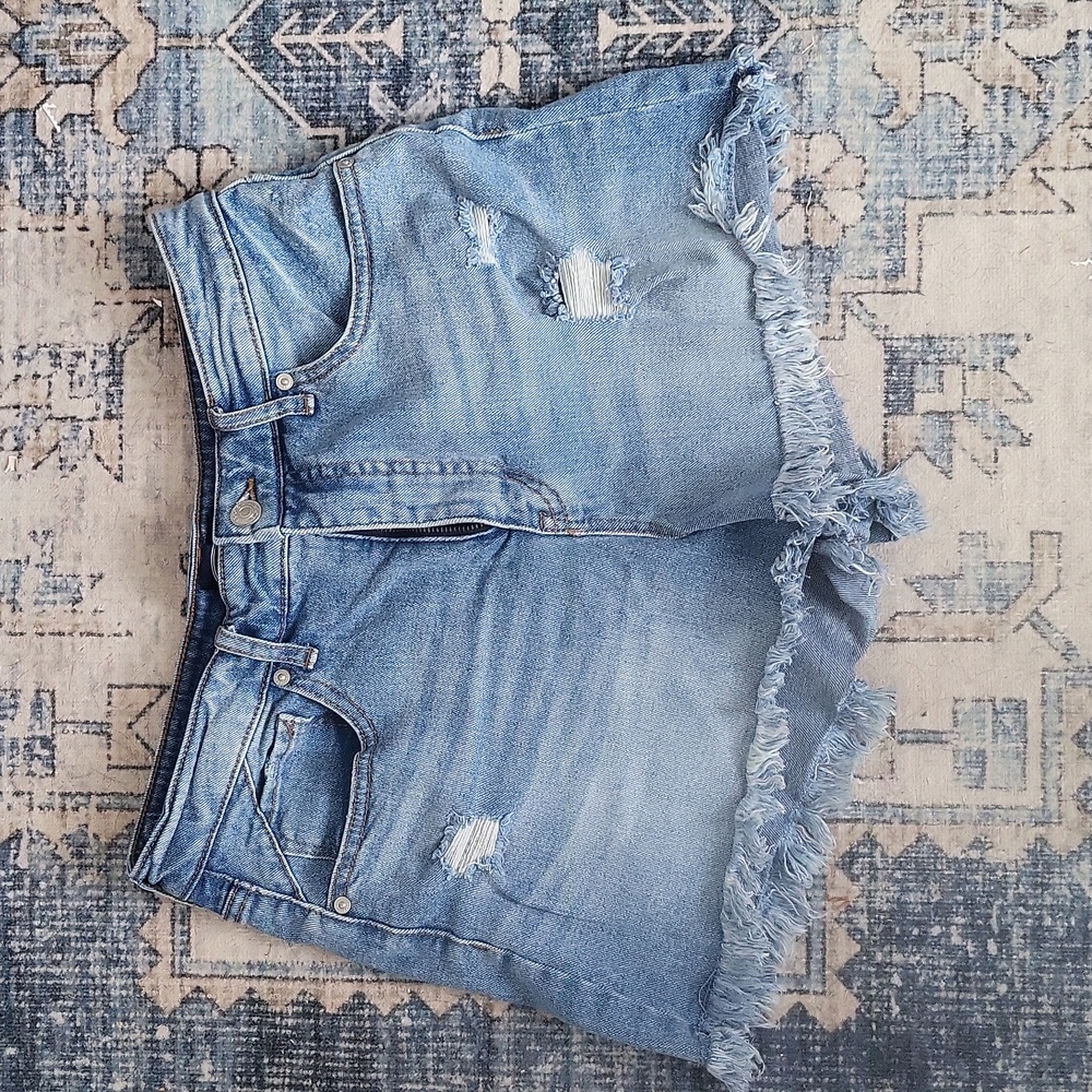 Scoop Size 6 light wash denim shorts